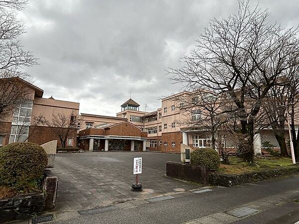 富山市立杉原 【小学校】杉原小学校まで約650ｍ（徒歩約9分）です。お子様のいらっしゃるご家庭の方にはオウチ選びの重要なポイントである小学校。近いとお子様の通学も安心ですね。\t\t\t\t\t\t