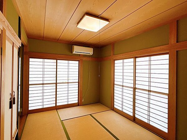 【リフォーム前】1階和室6帖は洋室に変更します。壁・天井クロス張替え、フローリング仕上げ、建具交換、クローゼット新設、照明交換を行います。