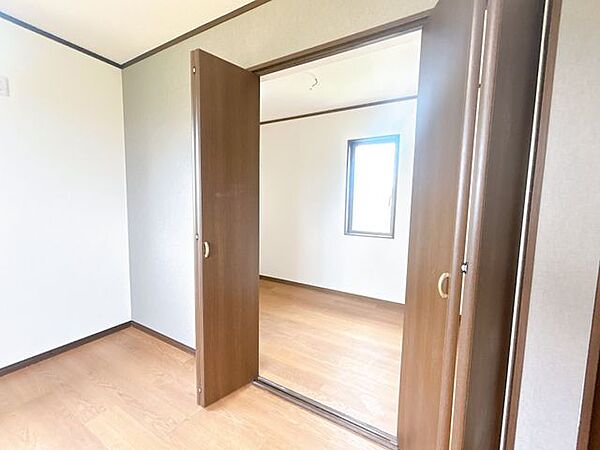 【リフォーム中】南東洋室10帖のクローゼットです。壁・天井クロス張替え、照明交換を行いました。