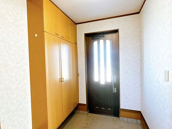 【リフォーム前】玄関内は壁・天井クロス張替え、タイルクリーニング、照明交換、シューズボックス交換を行います。