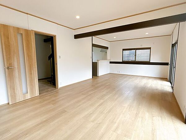 【リフォーム済】リビングは壁天井クロス張替、床フローリング張、照明LED交換、建具新品交換を実施しました。リフォームの最終調整を行っております。