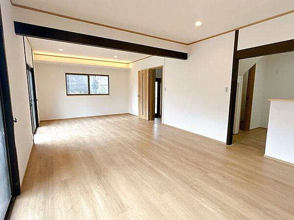 【リフォーム済】リビングは壁天井クロス張替、床フローリング張、照明LED交換、建具新品交換を実施しました。