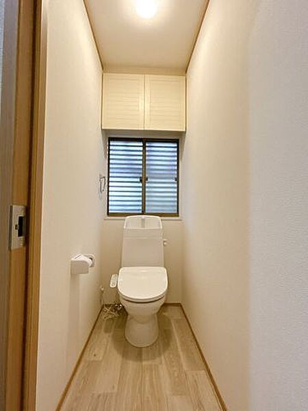 【リフォーム済】トイレは新品に交換しました。床と壁も新品に張り替えています。