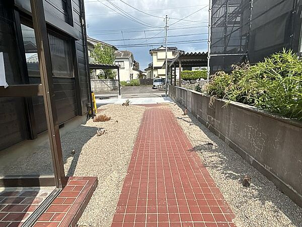 【リフォーム済】樹木は売主ですべて伐採しました。外壁の塗装が完了し、防草シートと砂利引きを行いました。