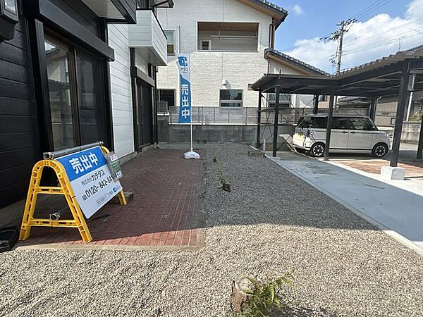 【リフォーム済】外壁の塗装が完了し、防草シートと砂利引きを行いました。