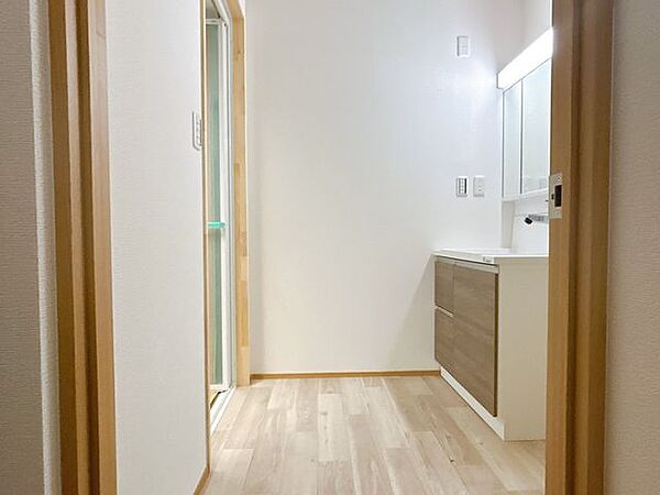 【リフォーム済】壁天井クロス張替、床クッションフロア張替、洗面台新品設置を行いました。