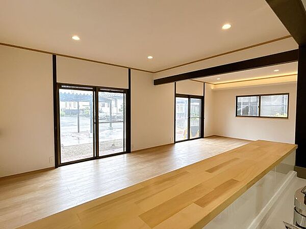 【リフォーム済】キッチンから見たリビングです。照明はダウンライトを新設しました。