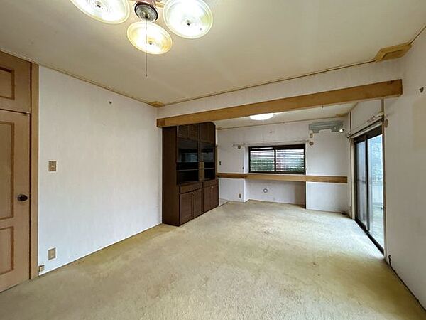 【リフォーム中】リビングです。床フローリングに張り替え、壁天井クロス張替、照明交換、扉建具交換を実施します