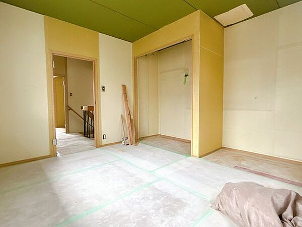 【リフォーム中】2階和室です。洋室に変更します。床フローリングに張り替え、壁天井クロス張替、照明交換、建具扉交換を実施します。