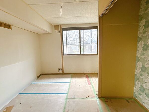 【リフォーム中】2階洋室です。床フローリング新規張り、壁天井クロス張替、照明交換、建具扉交換を実施します。