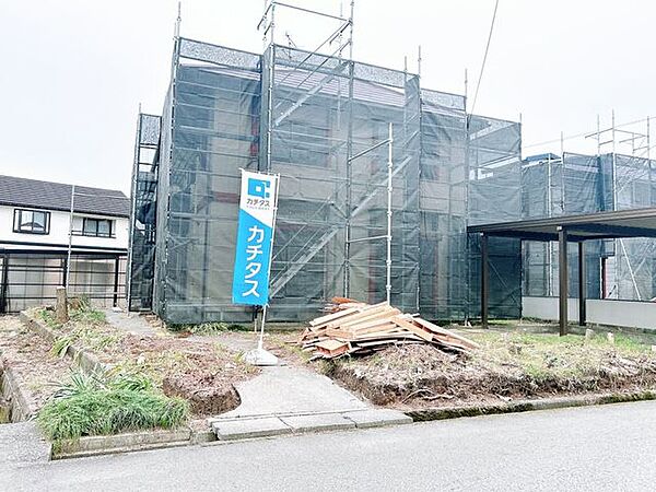 【リフォーム中】駐車場は3台分の土間打ち駐車場に変更していきます。既存カーポートはクリーニングで残しますので、カーポートに1台、青空駐車場に2台の合計3台になります