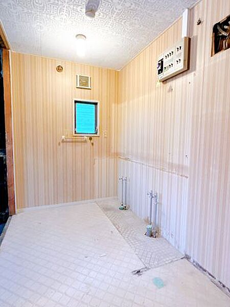 【リフォーム中】洗面脱衣場です。床クッションフロア張替、壁天井クロス張替、照明交換、建具扉交換、洗濯水栓交換を実施します。