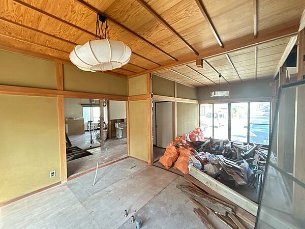 【リフォーム中】リビングは洋室7.5帖に変更します。クロス張替え、フローリング上張り、建具交換、照明交換を行います。