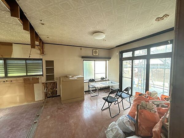 【リフォーム中】リビングは洋室7.5帖に変更します。クロス張替え、フローリング上張り、建具交換、照明交換を行います。