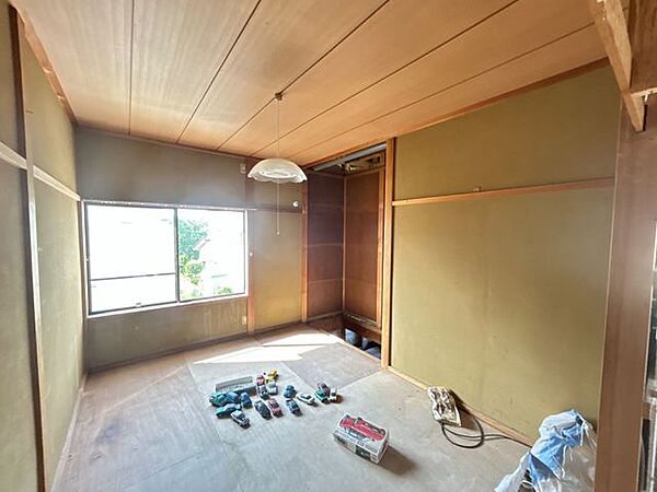 【リフォーム中】2階北西側和室6帖は洋室6帖に変更します。クロス張替え、フローリング仕上げ、建具交換、照明交換を行います。