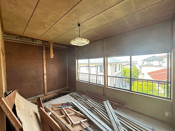 【リフォーム中】2階北東側和室6帖は洋室7.5帖に変更します。クロス張替え、フローリング仕上げ、建具交換、照明交換を行います。