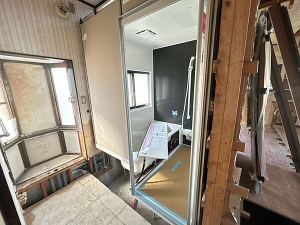 【リフォーム中】洗面所は拡張工事を行います。クロス張替え、クッションフロア仕上げ、建具交換、照明交換、洗面化粧台交換を行います。
