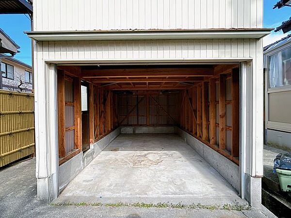 【リフォーム中】駐車場増設、車庫解体、外構は防草シート、砕石敷き込みを行います。