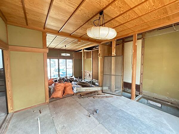 【リフォーム中】1階和室続き間はLDKに変更します。クロス張替え、フローリング上張り、建具交換、照明交換、キッチン交換を行います。
