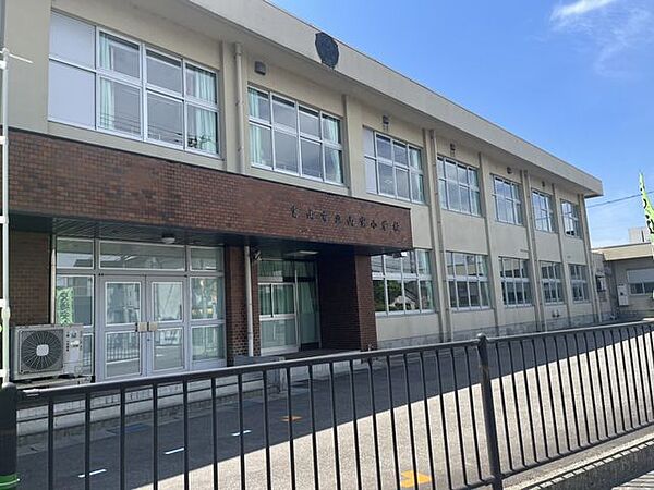 【小学校】富山市立山室小学校まで約1200ｍ（徒歩約15分）です。お子様の通学の負担も少ない距離です。お友達とおしゃべりしながら歩けばあっという間の距離ですよ。