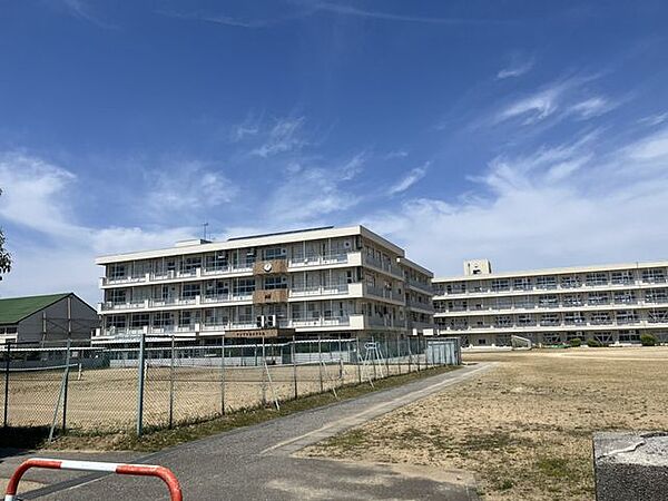 【中学校】富山市立山室中学校まで約1700ｍ（徒歩約22分）です。勉強や部活など、充実した中学校生活を楽しみながら記憶に残るような素敵な三年間にしてくださいね。