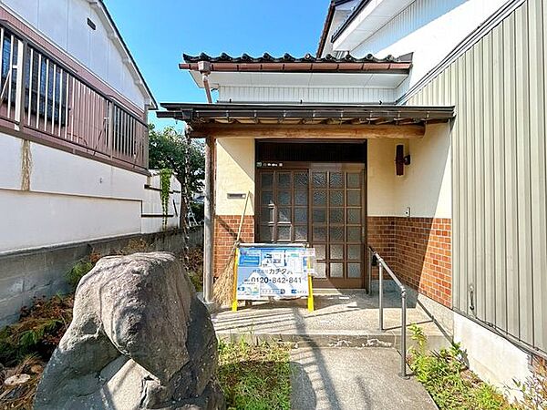 【リフォーム中】玄関です。外壁は塗装し、扉は新品に交換いたします。