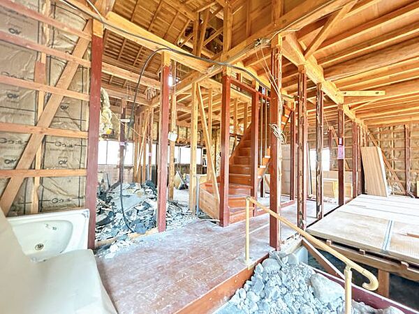 【リフォーム中】玄関ホールの写真です。床はタイル張替え、壁はクロス張替え、天井はクロス仕上げを予定しております。