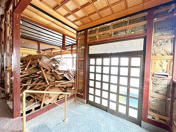 【リフォーム中】玄関ホールの写真です。床はタイル張替え、壁はクロス張替え、天井はクロス仕上げを予定しております。また、シューズボックスも新品に交換予定です。