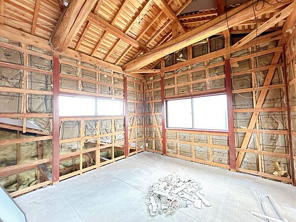 【リフォーム中】2階和室は洋室にRF予定です。床はフローロング重張、壁はクロス張替、天井はクロス仕上げになります。