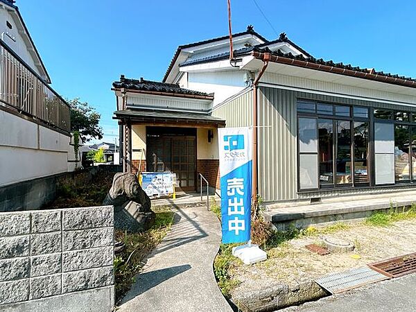 【リフォーム中】外観写真です。外壁の塗装で建物の耐久性を高めます。また、基礎や床下の補修により、安心・安全な住宅をお届けします。