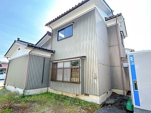 【リフォーム中】駐車場拡張を行います。木は伐採してすっきりとした駐車場を予定しております。