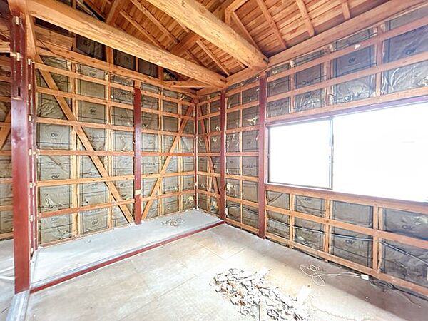 【リフォーム中】2階和室は洋室にRF予定です。床はフローロング重張、壁はクロス張替、天井はクロス仕上げになります。