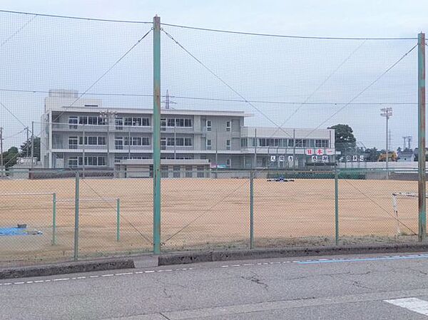 富山市立上滝中学校まで徒歩約20分です。 1580m