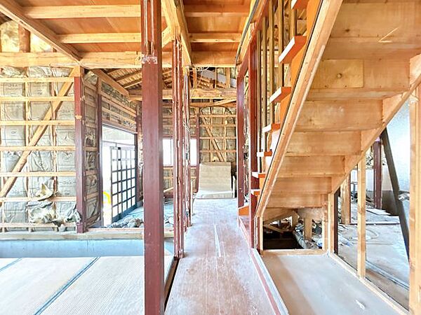 【リフォーム中】廊下の写真です。大壁仕上げで、床はフローリングの張替えを行います。階段は手すりを新設します。蹴込みや踏板はフローリング重ね張り、巾木は塗装いたします。