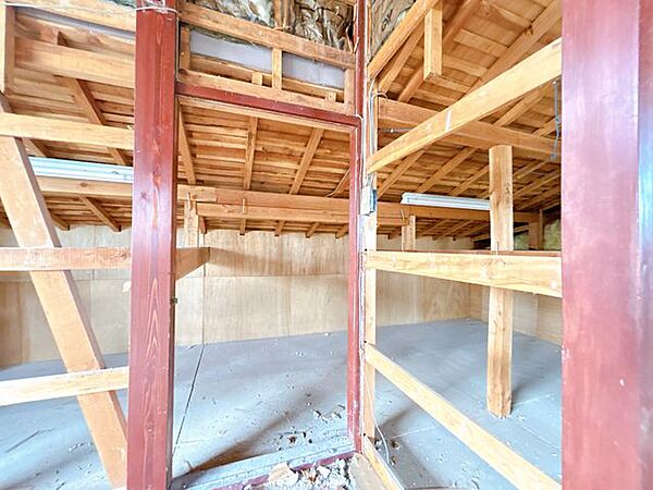 【リフォーム中】2階小屋裏収納の写真です。