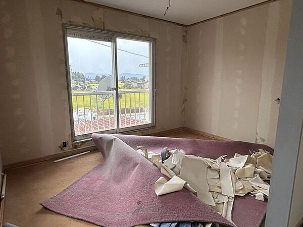 【リフォーム中】南側の約5.5帖の洋室です。リフォーム後は、天井と床のクロスを張替え、フローリングにします。クローゼットを新設します。
