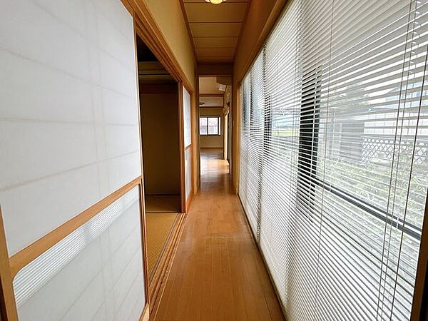 【リフォーム中】縁側です。窓から庭の景色を存分に楽しめます。クリーニングとワックスがけを行います。