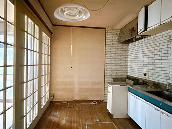 【リフォーム中】キッチン別角度です。キッチンは新品のシステムキッチン設置します。
