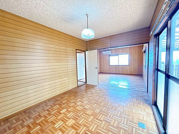 【リフォーム中】階洋室です。床はフローリング張替え、壁はクロス張替え、天井はクロス仕上げを行う予定です。