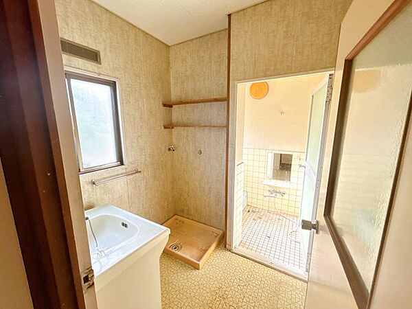 【リフォーム中】脱衣場の写真です。床はクッションフロア張替え、壁はクロス張替え、天井はクロス仕上げを行います。