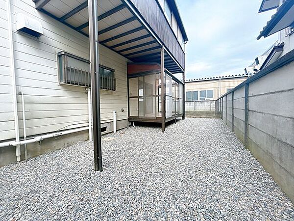 【リフォーム中】建物後ろも砂利を敷いてきれいになりました。