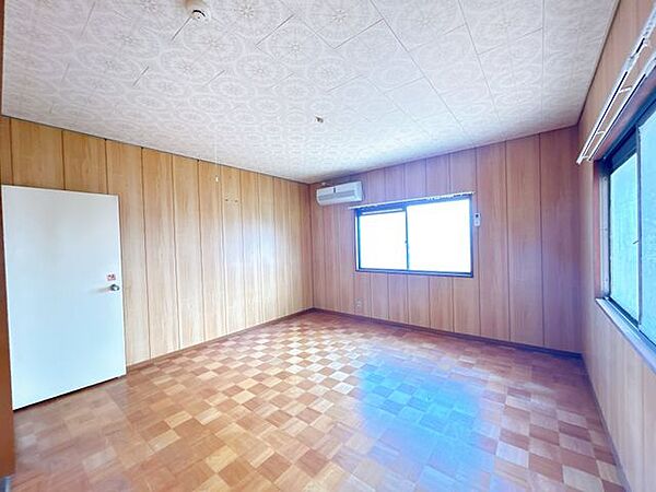 【リフォーム中】2階洋室です。床はフローリング張替え、壁はクロス張替え、天井はクロス仕上げを行う予定です。
