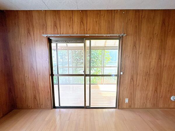 【リフォーム中】リビングの横にベランダがございます。