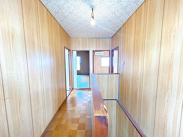【リフォーム中】2階廊下です。床はフローリング張替え、壁はクロス張替え、天井はクロス仕上げを行う予定です。