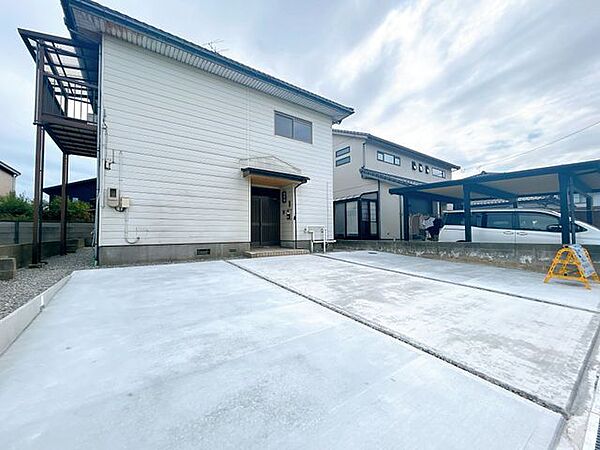 【リフォーム中】外観写真です。車庫を解体し、駐車場の増設しました。おうちの前に3台駐車可能です。