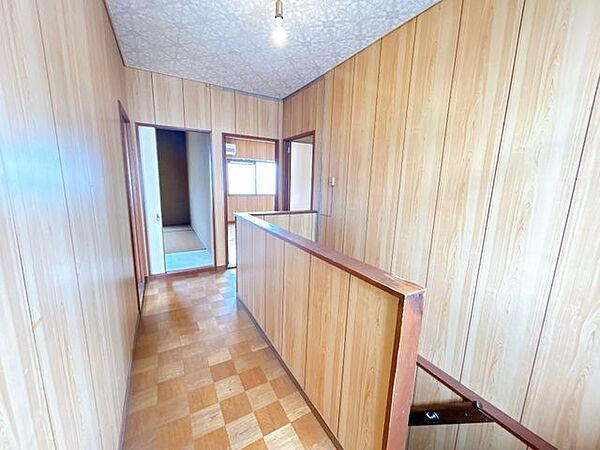 【リフォーム中】2階廊下です。床はフローリング張替え、壁はクロス張替え、天井はクロス仕上げを行う予定です。