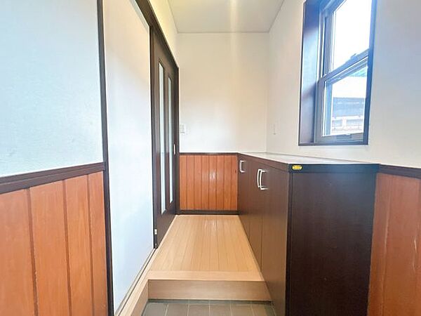 【リフォーム予定】玄関です。シューズボックスがございます。