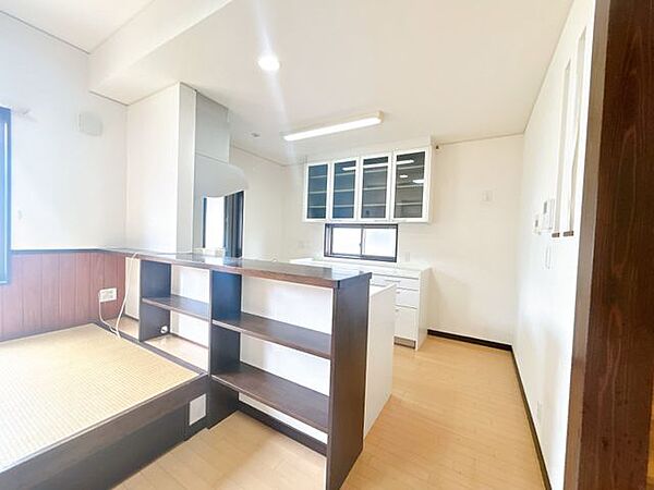 【リフォーム予定】キッチンスペースのクロスは張替えでアクセントクロスを使用予定です。