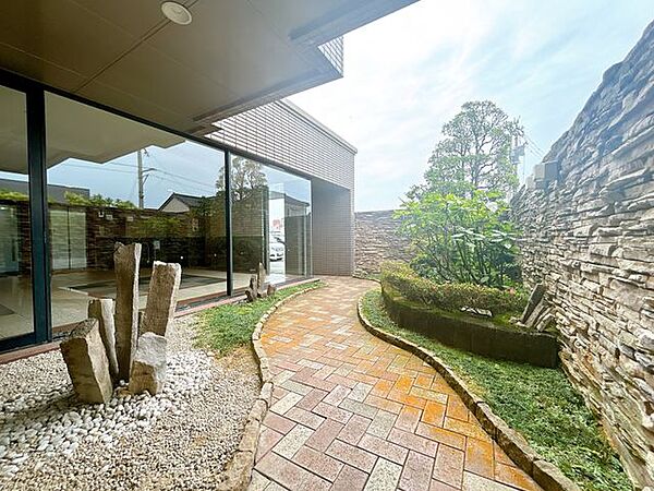マンション共用部の庭です