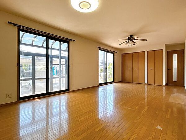 【リフォーム中】リビング別角度からです。天井壁のクロス張替え、照明交換を行います。